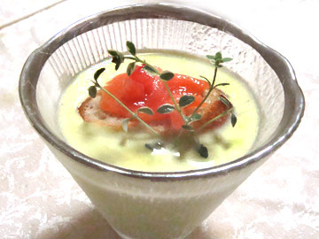 グリーンピースのクリームスープ サーモンのカナッペボート添え 前菜 フランス料理レシピ フランス料理総合サイト フェリスィム フレンチでライフスタイルをもっと素敵に